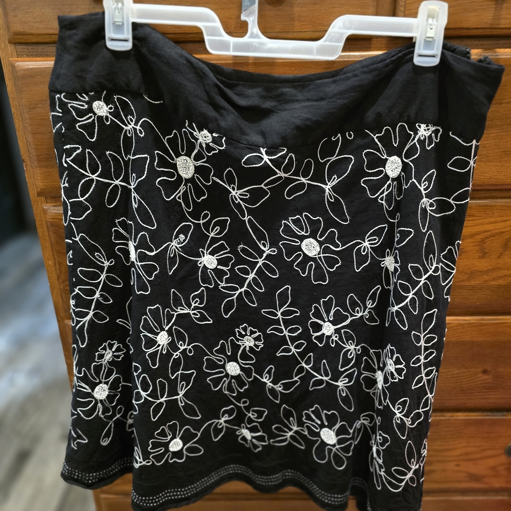 Carole Little Black and White, Embrodery Flowered Skirt. size 18, Zips 1 Side